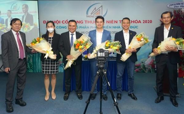 Ông Lữ Minh Sơn (ngoài cùng, bên phải) sẽ tạm giữ chức Chủ tịch HĐQT Thuduc House từ ngày 9/2, sau khi ông Lê Chí Hiếu (ngoài cùng. bên trái) gửi đơn từ nhiệm