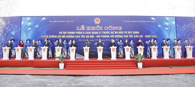 Chủ tịch nước Nguyễn Xuân Phúc cùng lãnh đạo Đảng, Kl993 ưu đãi thưởng hấp dẫn, lãnh đạo tỉnh và các đại biểu thực hiện nghi thức khởi công.