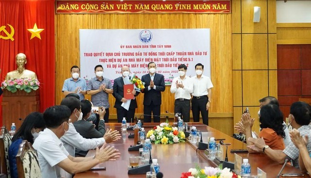 Lãnh đạo UNND tỉnh Tây Ninh trao Quyết định chủ trương Kl99ok phiên bản mới cho Nhà máy điện mặt trời Dầu tiếng 5.1 và Dầu Tiếng 5.2