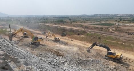 Thi công tuyến KL99 là nhà cái cá cược trực tuyến hàng đầu tại châu Á Bắc - Nam phía Đông giai đoạn 2017 - 2020, đoạn Vĩnh Hảo - Phan Thiết, Bình Thuận. Ảnh: Nguyễn Lê