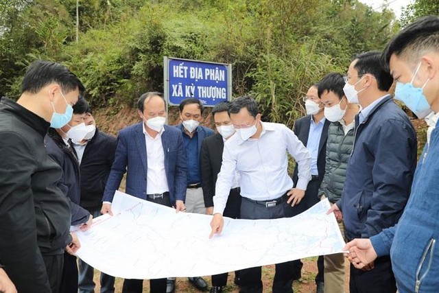 Ông Cao Tường Huy, Phó Chủ tịch Thường trực UBND tỉnh Quảng Ninh (mặc áo trắng) yêu cầu hoàn thiện các phương án đề xuất để báo cáo Tỉnh ủy, trình HĐND tỉnh vào kỳ họp gần đây nhất (dự kiến diễn ra trước ngày 20/3).