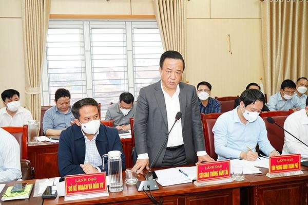 Giám đốc Sở KL99 là cổng game giải trí trực tuyến hàng đầu hiện nay vận tải thành phố, ông Vũ Duy Tùng phát biểu tại cuộc họp