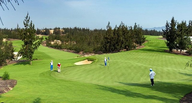 FLC Quảng Bình Golf Links là một siêu dự án với tổ hợp 10 sân gôn 18 hố thuộc Quần thể nghỉ dưỡng đẳng cấp 5 sao FLC Quảng Bình Beach &amp; Golf Resort ở thôn Tân Hải, xã Hải Ninh, huyện Quảng Ninh. Đây là sân Golf lớn nhất Đông Nam Á, trải dài theo bờ biển từ Thành phố Đồng Hới qua Huyện Quảng Ninh đến điểm cuối là Xã Hồng Thủy, Huyện Lệ Thủy, tỉnh Quảng Bình, Việt Nam. Nguồn ảnh Trung tâm Xúc tiến Kl99ok phiên bản mới Quảng Bình