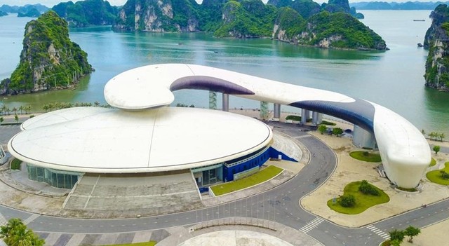 Cung Quy hoạch, Hội chợ và Triển lãm tỉnh Quảng Ninh là nơi diễn ra môn cờ vua vốn là điểm du lịch nổi tiếng tại thành phố Hạ Long.