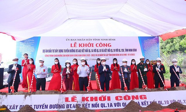 Các đồng chí lãnh đạo tỉnh Ninh Bình và các đại biểu tham gia khởi công công trình tuyến đường ĐT.482 kết nối QL.1A với QL.10 và kết nối QL.10 với QL.12B. Các đồng chí lãnh đạo tỉnh Ninh Bình và các đại biểu tham gia khởi công công trình tuyến đường ĐT.482 kết nối QL.1A với QL.10 và kết nối QL.10 với QL.12B.