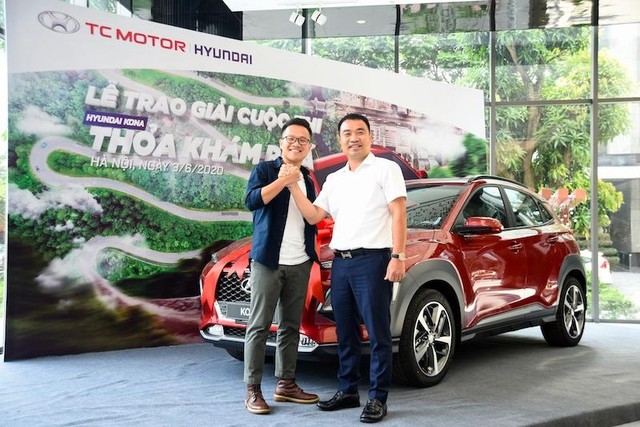 Ông Lê Ngọc Đức (bên phải) trao giải cho người thắng trao cuộc thi Hyundai Kona Thoả khám phá
