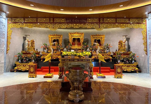 Gian thờ Quốc Tổ Hùng Vương ở trung tâm của Đền chính.