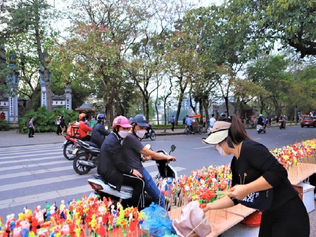Chị Chiên háo hức mở lại hàng tò he tại Hồ Gươm sau thời gian dài nghỉ dịch. (Ảnh: Phương Linh)