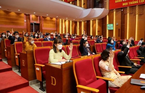 Các đại biểu HĐND tỉnh biểu quyết thông qua các Nghị quyết tại Kỳ họp thứ 7