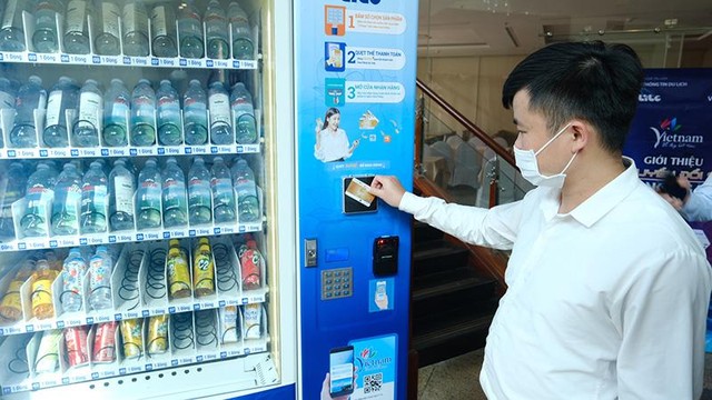Các khách mời trải nghiệm sử dụng thẻ du lịch thông minh