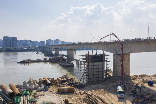 Vinaconex thi công thân trụ T23HL cầu Vĩnh Tuy (phía Long Biên). Ảnh: Thành Vũ.