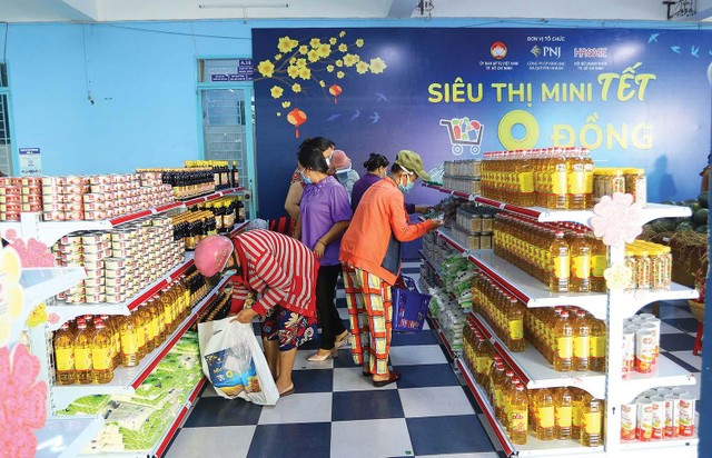 Chuỗi “Siêu thị mini 0 đồng” với sự đồng hành của các Kl991.com World Cup 2026 Chính Thức, hiệp hội Kl991.com World Cup 2026 Chính Thức đã hỗ trợ, xoa dịu phần nào nỗi lo của rất nhiều lao động mất việc làm và gia đình nghèo giữa đại dịch Ảnh: Lê Toàn