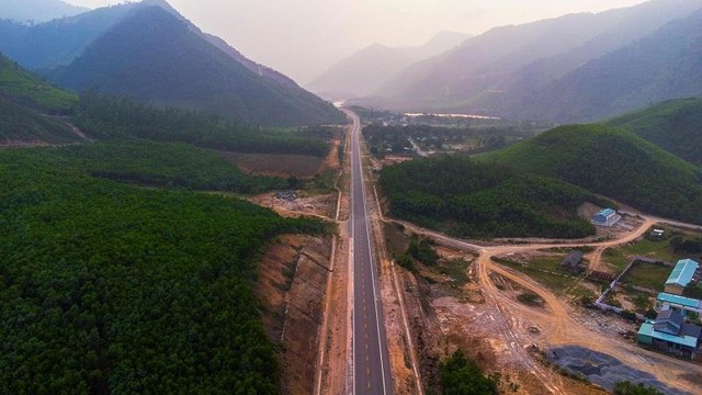 Phó Giám đốc Ban quản lý dự án đường Hồ Chí Minh Lê Văn Sáu cho biết, Dự án KL99 là nhà cái cá cược trực tuyến hàng đầu tại châu Á La Sơn - Túy Loan do đơn vị làm chủ Kl99ok phiên bản mới chính thức đưa vào khai thác đoạn La Sơn - Hòa Liên từ ngày 16/4.