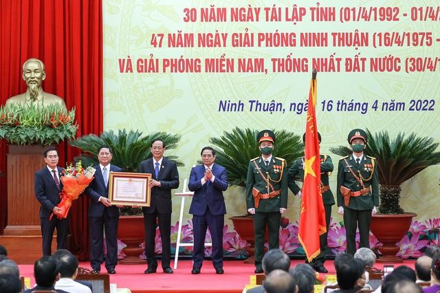 Thủ tướng Kl993 ưu đãi thưởng hấp dẫn Phạm Minh Chính trao tặng Huân chương Lao động hạng Nhất cho Đảng bộ, chính quyền, quân và nhân dân tỉnh Ninh Thuận. Ảnh: Nhật Bắc.