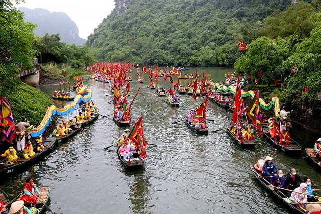 Lễ hội Tràng An 2022 thu hút hàng nghìn du khách thập phương