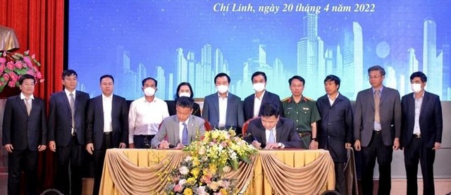 Lãnh đạo Ban Thường vụ Tỉnh ủy Hải Dương chứng kiến Lễ ký kết hợp tác giữa UBND TP. Chí Linh với các nhà Kl99ok phiên bản mới. Ảnh: HH