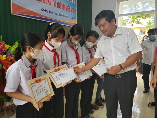 Nhà báo Hoàng Kim Thủy, Trưởng Văn phòng Đại diện Báo Kl99ok phiên bản mới tại khu vực miền Trung - Tây Nguyên trao học bổng cho các học sinh có hoàn cảnh khó khăn, vượt khó vươn lên trong học tập.
