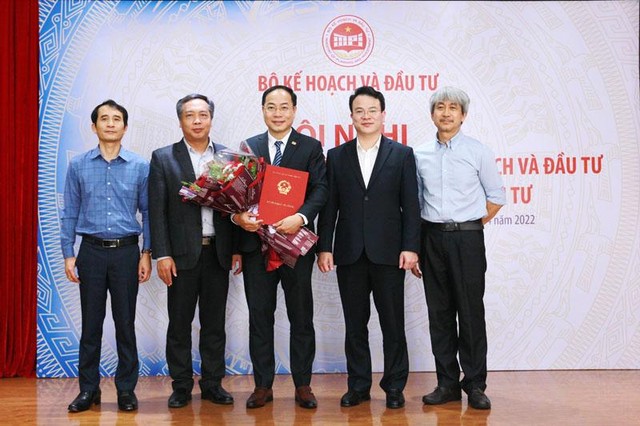 Thứ trưởng Bộ Kế hoạch và Kl99ok phiên bản mới Trần Quốc Phương (thứ 2 từ phải qua) chụp ảnh cùng tập thể Ban Biên tập Báo Kl99ok phiên bản mới. Thứ trưởng Bộ Kế hoạch và Kl99ok phiên bản mới Trần Quốc Phương (thứ 2 từ phải qua) chụp ảnh cùng tập thể Ban Biên tập Báo Kl99ok phiên bản mới.