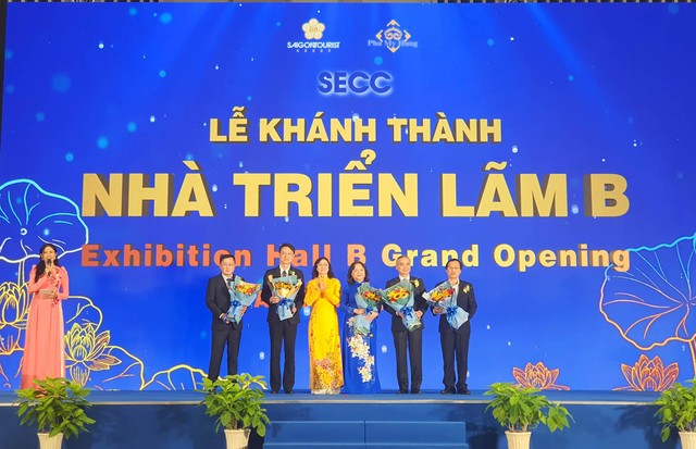 Lãnh đạo TP.HCM tặng hoa chúc mừng liên doanh. Lãnh đạo TP.HCM tặng hoa chúc mừng liên doanh.