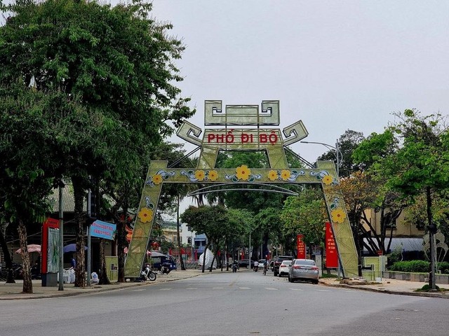 Trang trí cổng tuyến phố đi bộ. (Ảnh: Phương Linh)