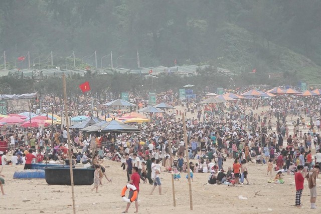 Lễ hội du lịch biển 2022 với chủ đề “Hà Tĩnh - Âm vang biển” đã thu hút hàng vạn du khách đổ về biển Thiên Cầm hưởng ứng...