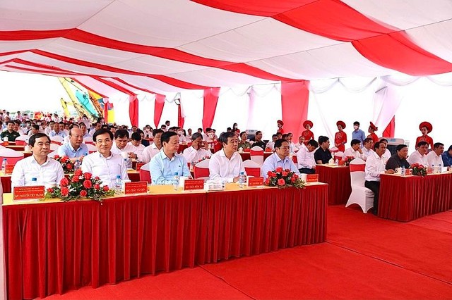 Các đại biểu Trung ương và địa phương dự Lễ khởi công Dự án Kl99ok phiên bản mới xây dựng tuyến đường vành đai phía Nam TP. Thái Bình.