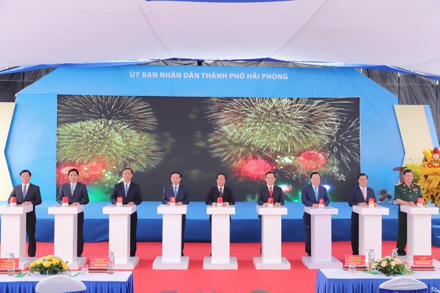 Phó Thủ tướng Lê Văn Thành cùng lãnh đạo Trung ương, lãnh đạo hai địa phương Hải Phòng và Quảng Ninh nhấn nút khởi công xây dựng cầu Bến Rừng.