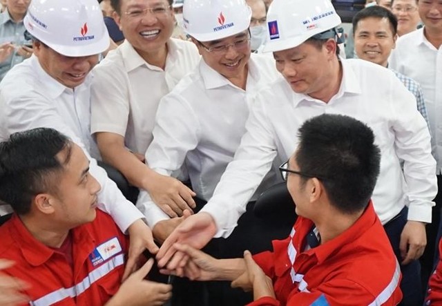 Chủ tịch HĐTV Petrovietnam Hoàng Quốc Vượng (hàng đứng, thứ hai bên phải) trong ngày hòa lưới điện Tổ máy số 1 Nhiệt điện Thái Bình 2 Chủ tịch HĐTV Petrovietnam Hoàng Quốc Vượng (hàng đứng, thứ hai bên phải) trong ngày hòa lưới điện Tổ máy số 1 Nhiệt điện Thái Bình 2