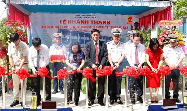 Các đại biểu cắt băng khánh thành công trình