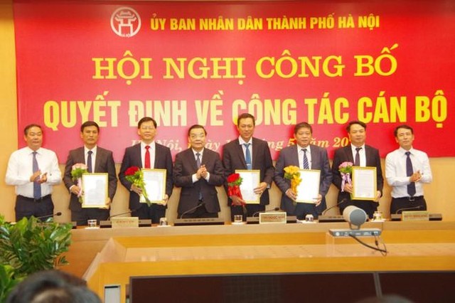 Chủ tịch UBND TP Chu Ngọc Anh trao quyết định và chúc mừng lãnh đạo Ban Quản lý dự án Kl99ok phiên bản mới xây dựng công trình dân dụng thành phố. (Ảnh: Phú Khánh)