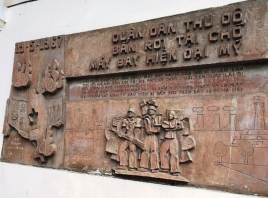 Bức phù điêu “Quân dân Thủ đô bắn rơi máy bay Mỹ”.