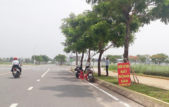 Môi giới chờ khách giữa cái nắng oi ả. Ảnh: Việt Dũng