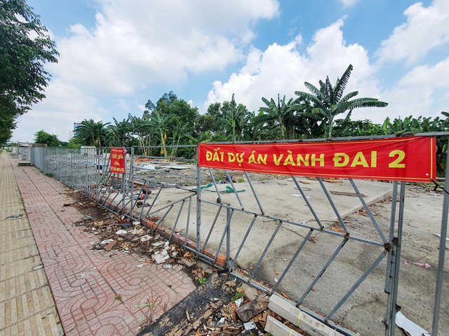 Nhiều đoạn đường chưa được thi công do khó khăn về nguồn vốn và giải phóng mặt bằng. Ảnh: Lê Toàn