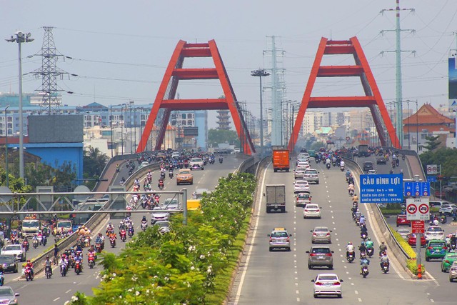 Giá đất dọc đại lộ Phạm Văn Đồng tăng chóng mặt những năm qua. Ảnh: Lê Toàn