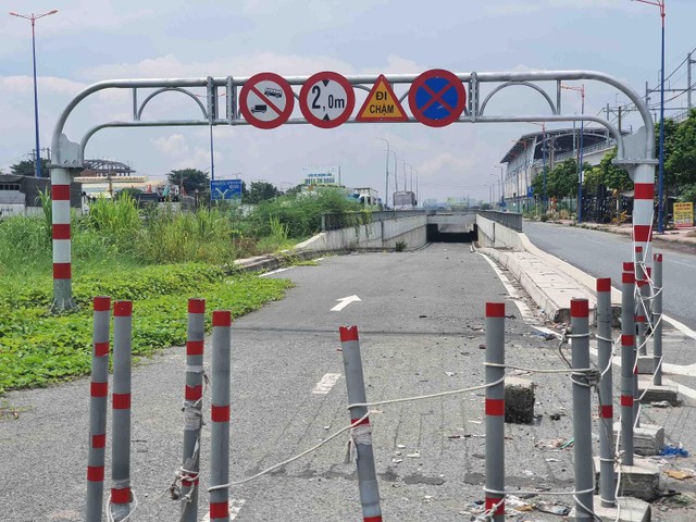 Một trong những hệ thống kết nối với bến xe cơ bản đã hoàn thành, nhưng đang được quây rào, chưa sử dụng.
