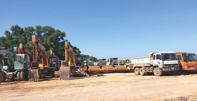 Máy móc thi công Dự án “đắp chiếu” gần 10 năm qua