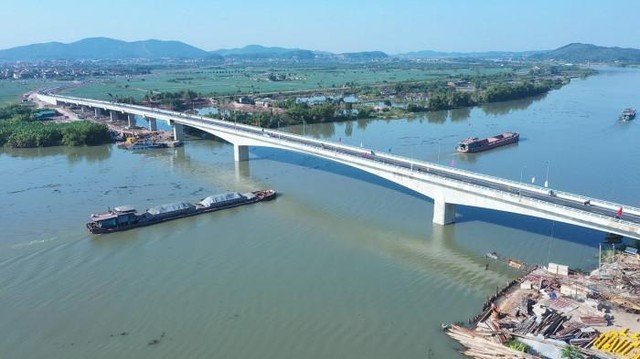 Cầu Triều nối Quảng Ninh và Hải Dương được đưa vào hoạt động từ 1/1/2021. Quảng Ninh Kl99ok phiên bản mới hạng mục cầu Triều dài 750 m và đường dẫn nối với QL18 dài 2,2 km, kinh phí 430 tỷ đồng. Phía Hải Dương Kl99ok phiên bản mới đường dẫn từ cầu Triều đến đường 389 và thị xã Kinh Môn dài trên 5km, kinh phí 257 tỷ đồng.