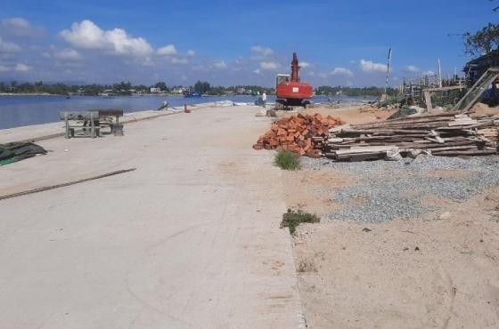 Dự án sửa chữa, nâng cấp khu neo đậu tránh trú bão cho tàu cá An Hòa khởi công từ tháng 1/2021 đến nay vẫn còn 100m chưa thi công do vướng mặt bằng. Ảnh: Thanh Chung
