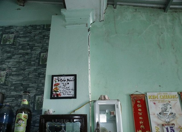 Mảng tường nối giữa các phòng của nhà bà Sương bị đứt gãy.