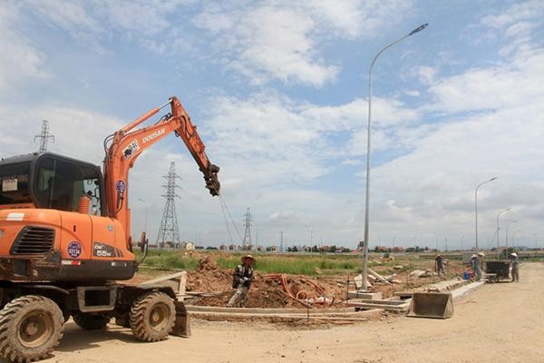 Để đảm bảo tiến độ giải phóng mặt bằng phục vụ dự án, Quảng Yên luôn ưu tiên việc hỗ trợ tái định cư, bồi thường thỏa đáng cho người dân. Trong ảnh: Nhà thầu đang tích cực hoàn thiện Kl99kl ưu đãi độc quyền kỹ thuật khu tái định cư Phong Hải, TX. Quảng Yên. Ảnh Mạnh Trường.