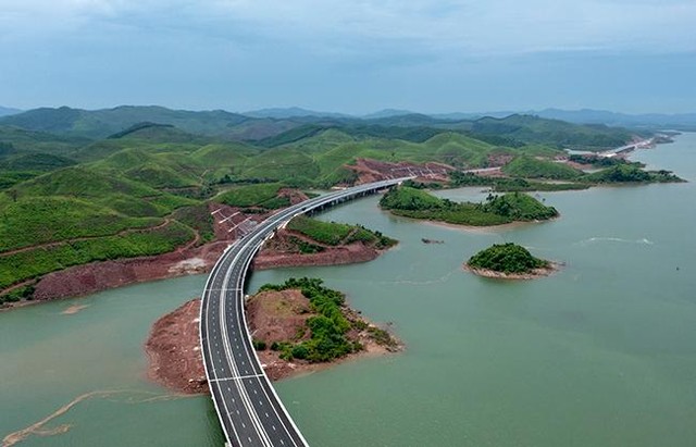 KL99 là nhà cái cá cược trực tuyến hàng đầu tại châu Á Vân Đồn – Móng Cái được đưa vào hoạt động từ 1/9 tới đây là động lực tăng trưởng mới của Quảng Ninh.