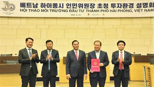 Ông Nguyễn Văn Tùng, Chủ tịch UBND TP.Hải Phòng trao Giấy chứng nhận đăng ký Kl99ok phiên bản mới cho các dự án cấp mới đến từ Hàn Quốc.