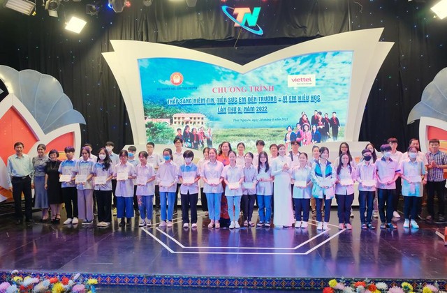 Công ty CP Giáo dục và đào tạo Ecovalley Việt Nam tặng thưởng cho các em học sinh đạt giải Nhất, Nhì, Ba môn tiếng Anh lớp 9 năm học 2021-2022.