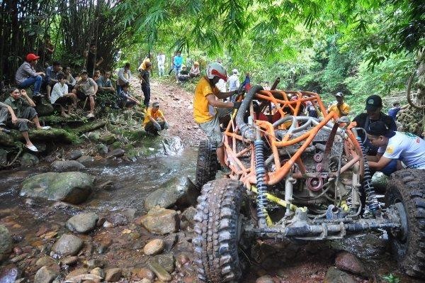 Với địa hình núi rừng hiểm trở, có nhiều suối, đã có cuộc đua xe ô tô địa hình được tổ chức, và Đồng Sơn - Kỳ Thượng đã khiến rất nhiều tay đua ngao ngán. Ảnh: Trường Giang.