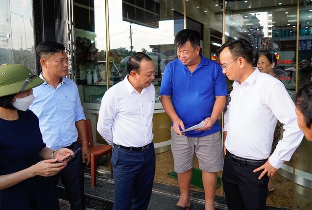 Ông Đinh Minh Tuấn, Chủ tịch UBND quận Ngô Quyền trực tiếp xuống tuyên truyền, vận động và thuyết phục các hộ dân vào chiều 5/9.