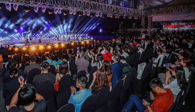 Hơn 1.000 khán giả đã có mặt tại The Global City, thưởng thức những các màn trình diễn đặc sắc