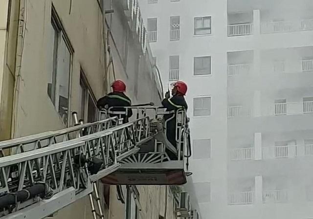 Lực lượng cứu hộ phải dùng xe thang đục tường để đưa nạn nhân ra ngoài - Ảnh: Công an tỉnh Bình Dương