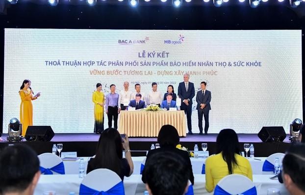 Đại diện MB Ageas Life và BAC A BANK ký kết Đại diện MB Ageas Life và BAC A BANK ký kết