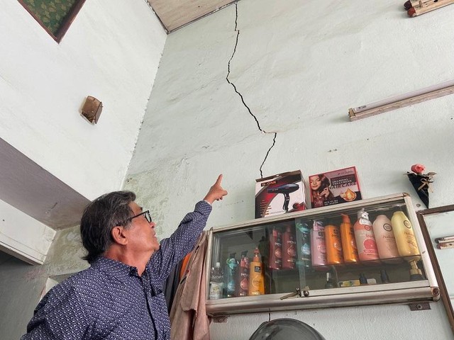 Bức tường nhà ông Bùi Thanh Lang bị nứt do thi công dự án. Bức tường nhà ông Bùi Thanh Lang bị nứt do thi công dự án.