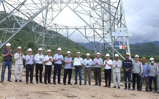 Lãnh đạo EVNNPT động viên người lao động tại công trường